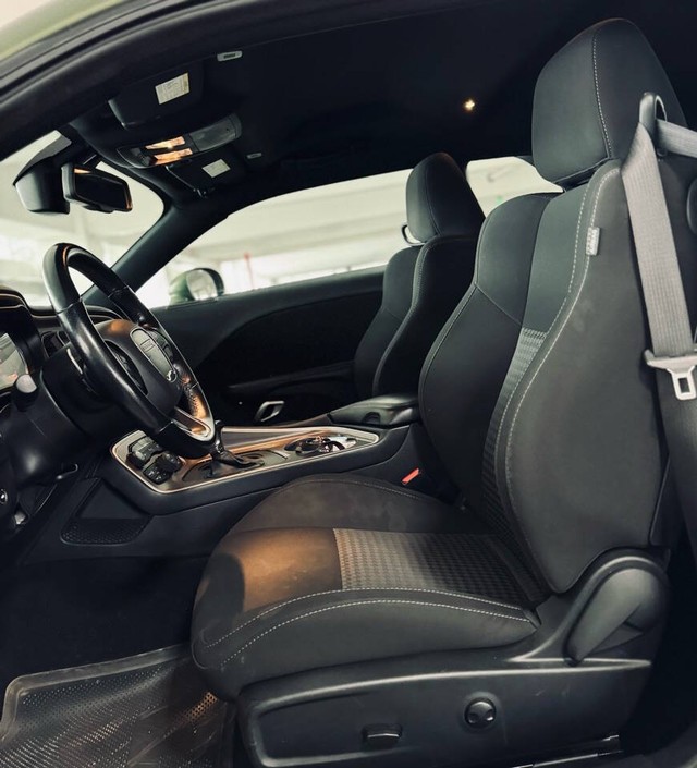 Dodge Challenger Vehicle Full-screen Gallery Image 25