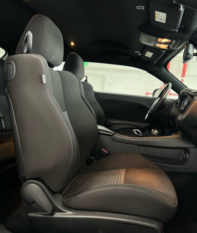 Dodge Challenger Vehicle Full-screen Gallery Image 26