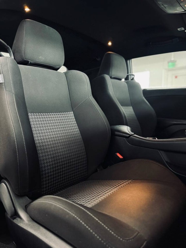 Dodge Challenger Vehicle Full-screen Gallery Image 28