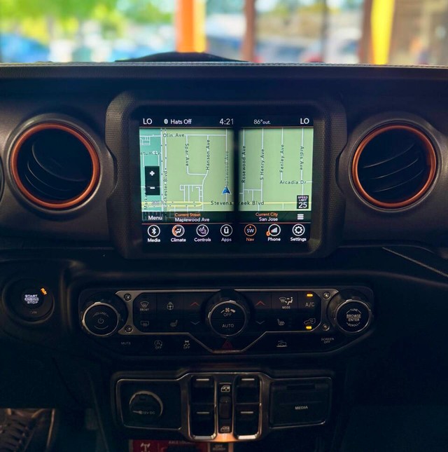 Jeep Gladiator Vehicle Full-screen Gallery Image 12