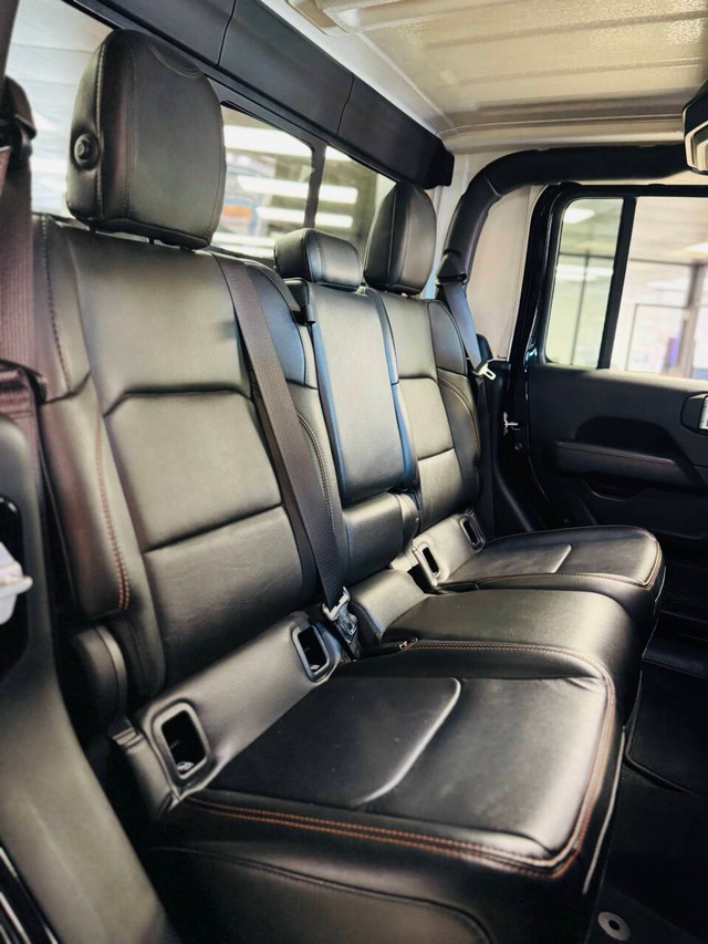 Jeep Gladiator Vehicle Full-screen Gallery Image 16