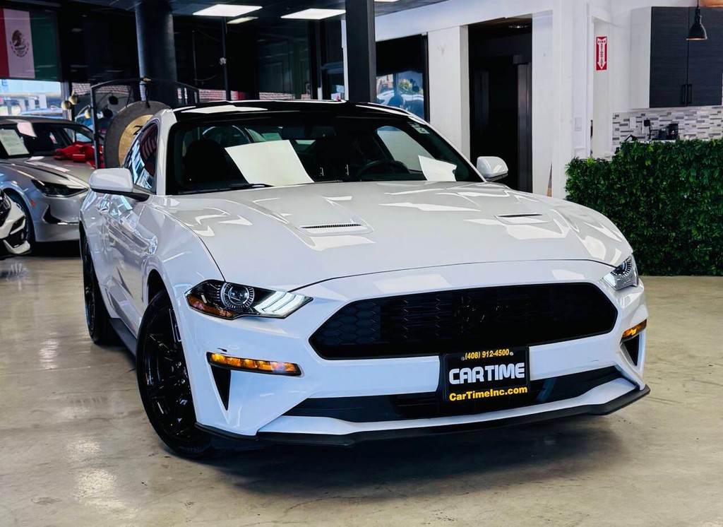 Ford Mustang Vehicle Full-screen Gallery Image 02