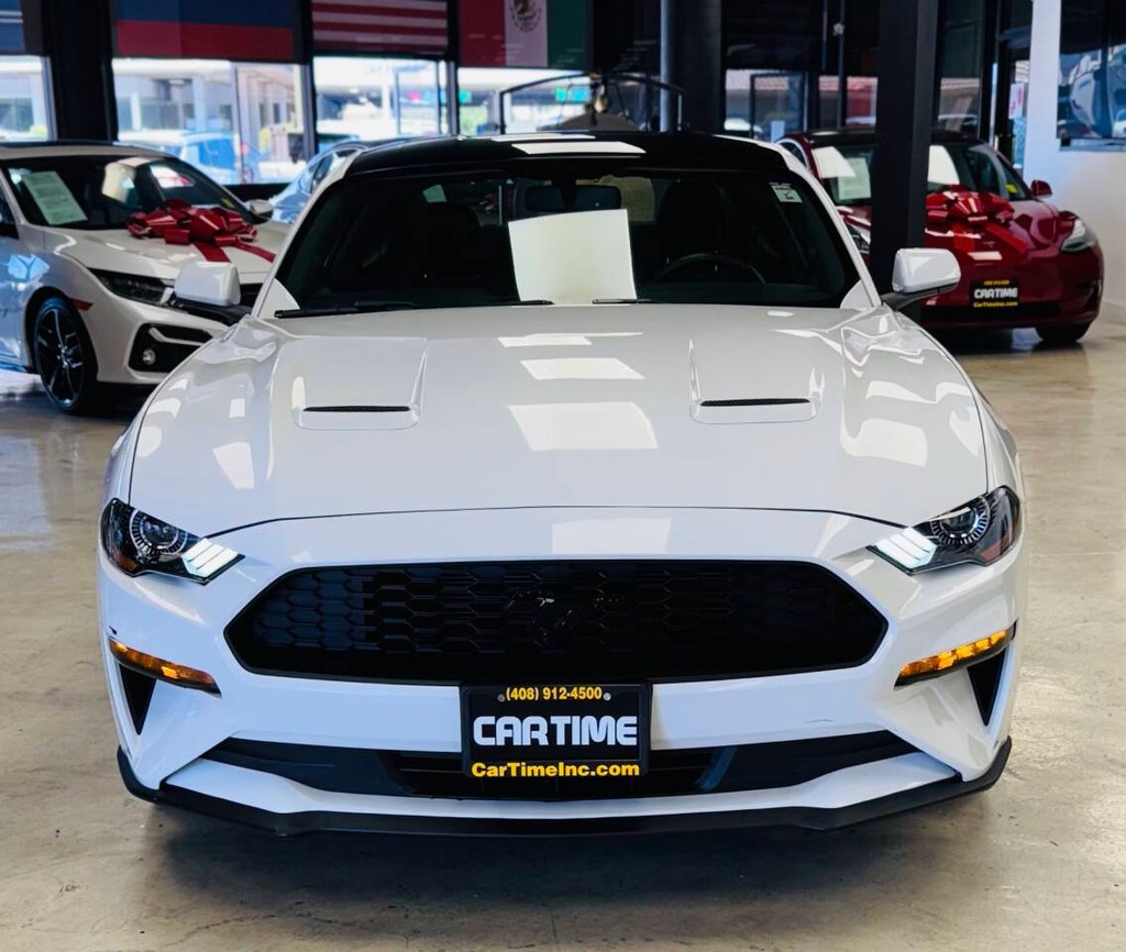 Ford Mustang Vehicle Full-screen Gallery Image 03