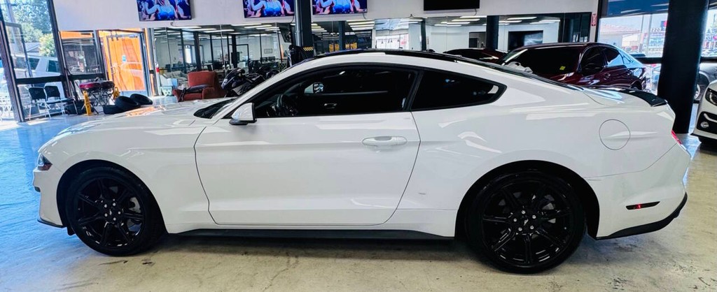 Ford Mustang Vehicle Full-screen Gallery Image 04