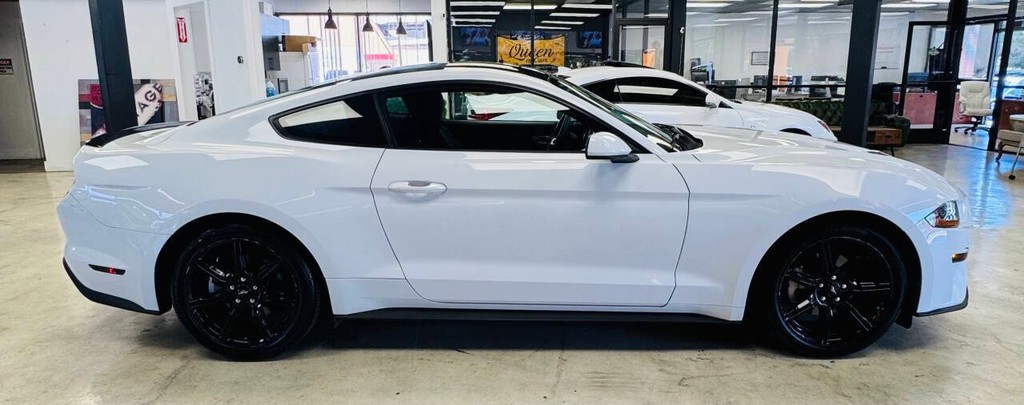 Ford Mustang Vehicle Full-screen Gallery Image 05