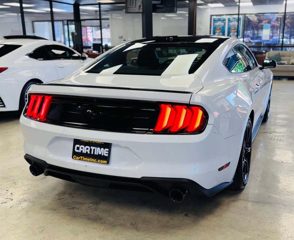 Ford Mustang Vehicle Full-screen Gallery Image 08