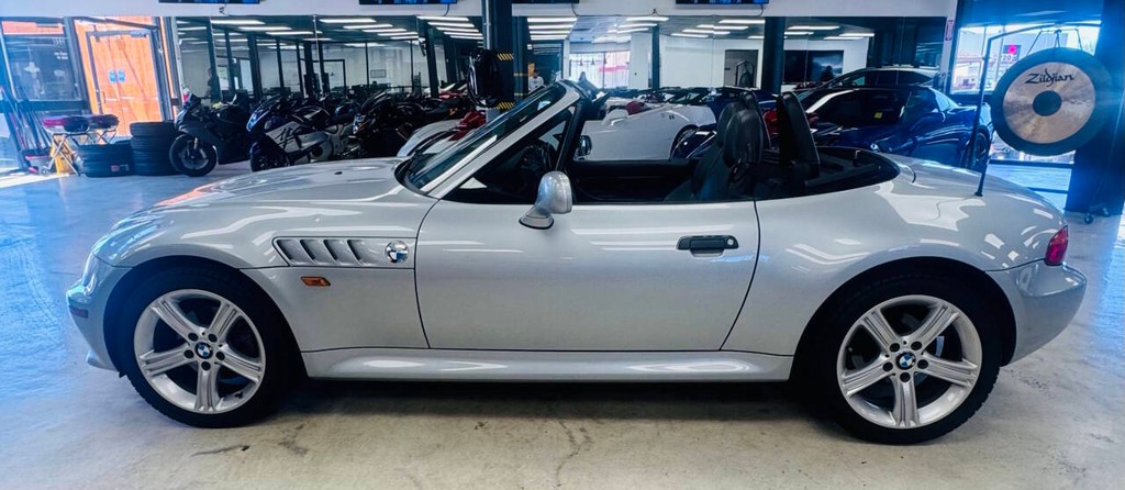 BMW Z3 Vehicle Full-screen Gallery Image 03