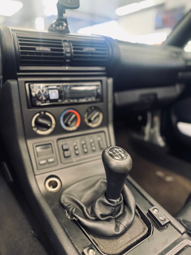 BMW Z3 Vehicle Full-screen Gallery Image 12