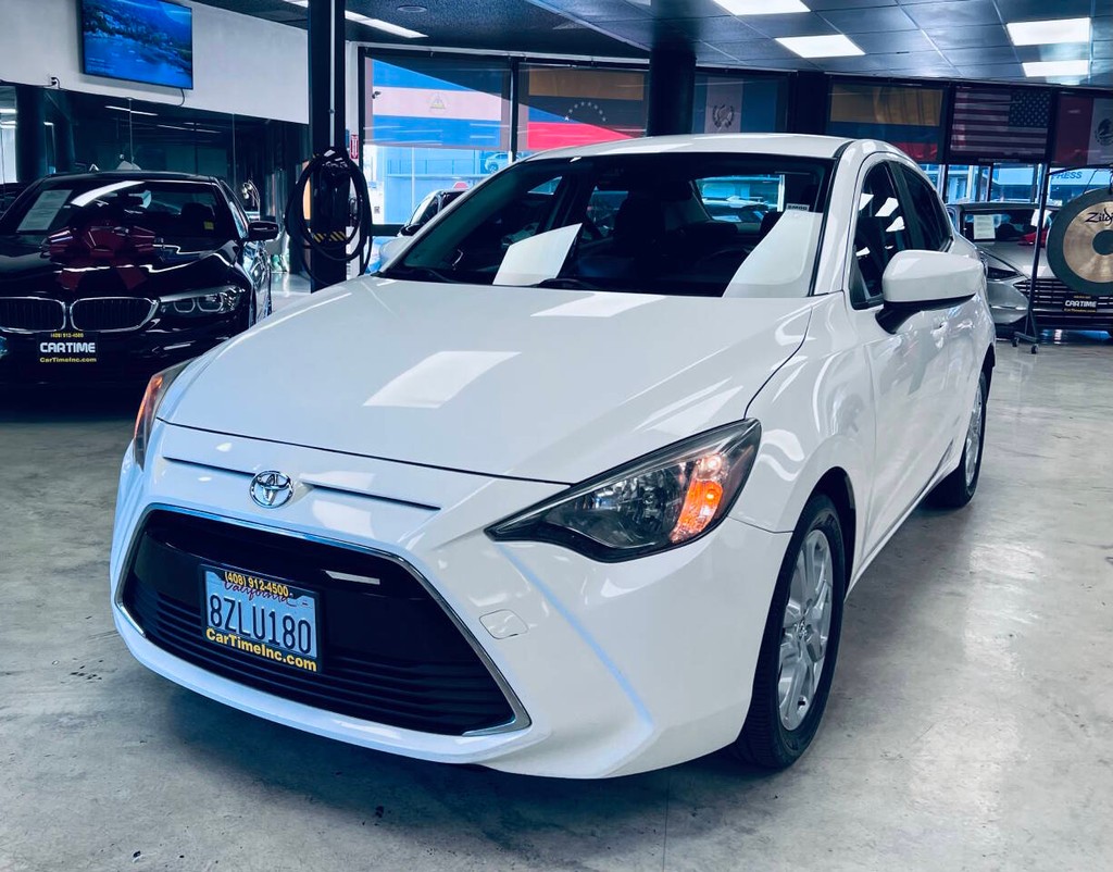 Toyota Yaris iA Vehicle Full-screen Gallery Image 04