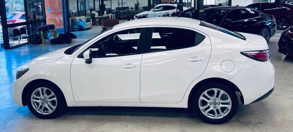 Toyota Yaris iA Vehicle Full-screen Gallery Image 05