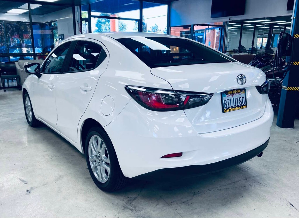 Toyota Yaris iA Vehicle Full-screen Gallery Image 06