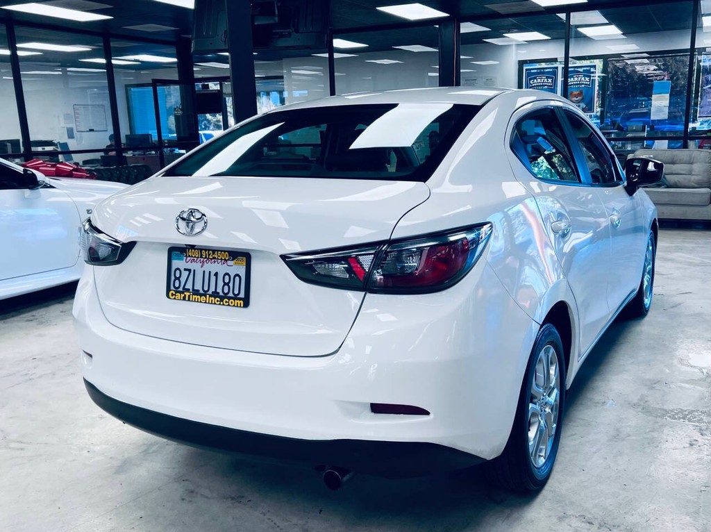 Toyota Yaris iA Vehicle Full-screen Gallery Image 08