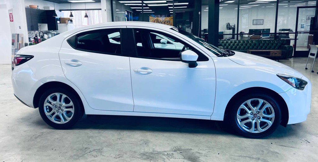 Toyota Yaris iA Vehicle Full-screen Gallery Image 09