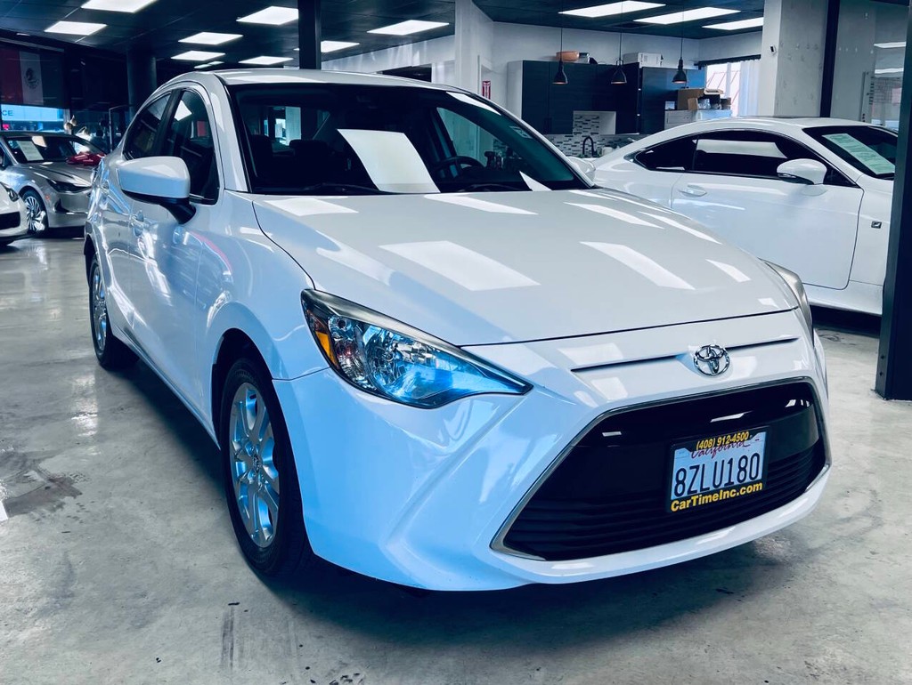 Toyota Yaris iA Vehicle Full-screen Gallery Image 10