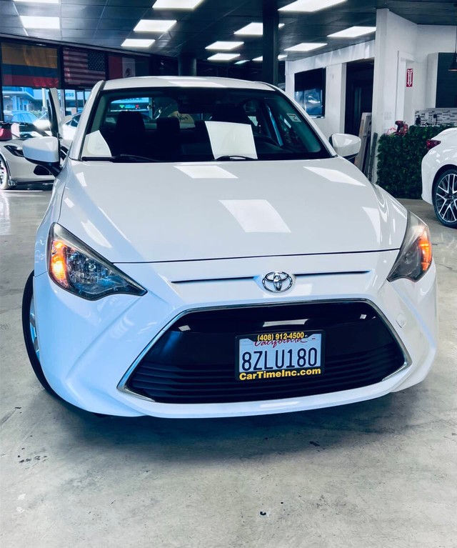 Toyota Yaris iA Vehicle Full-screen Gallery Image 02