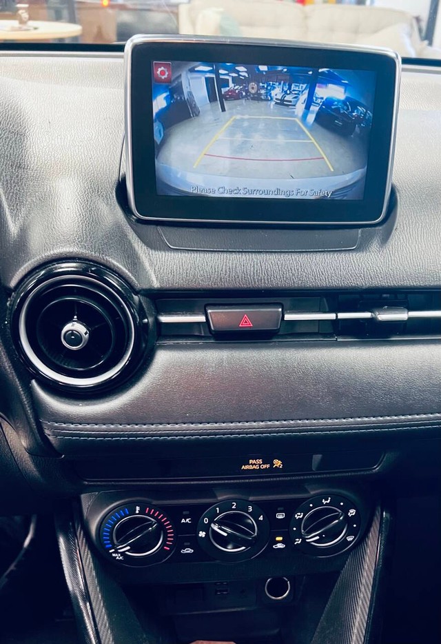 Toyota Yaris iA Vehicle Full-screen Gallery Image 16