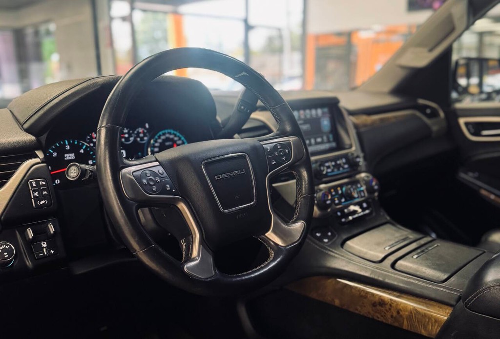 GMC Yukon Vehicle Full-screen Gallery Image 10