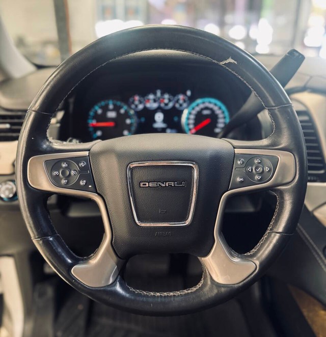 GMC Yukon Vehicle Full-screen Gallery Image 09