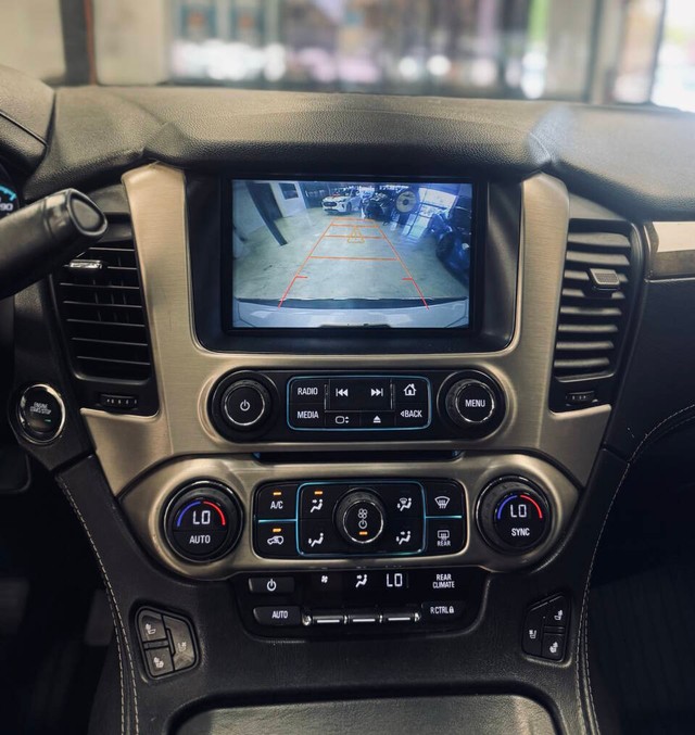 GMC Yukon Vehicle Full-screen Gallery Image 12