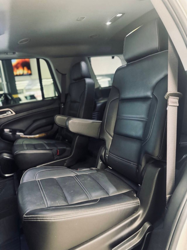 GMC Yukon Vehicle Full-screen Gallery Image 16