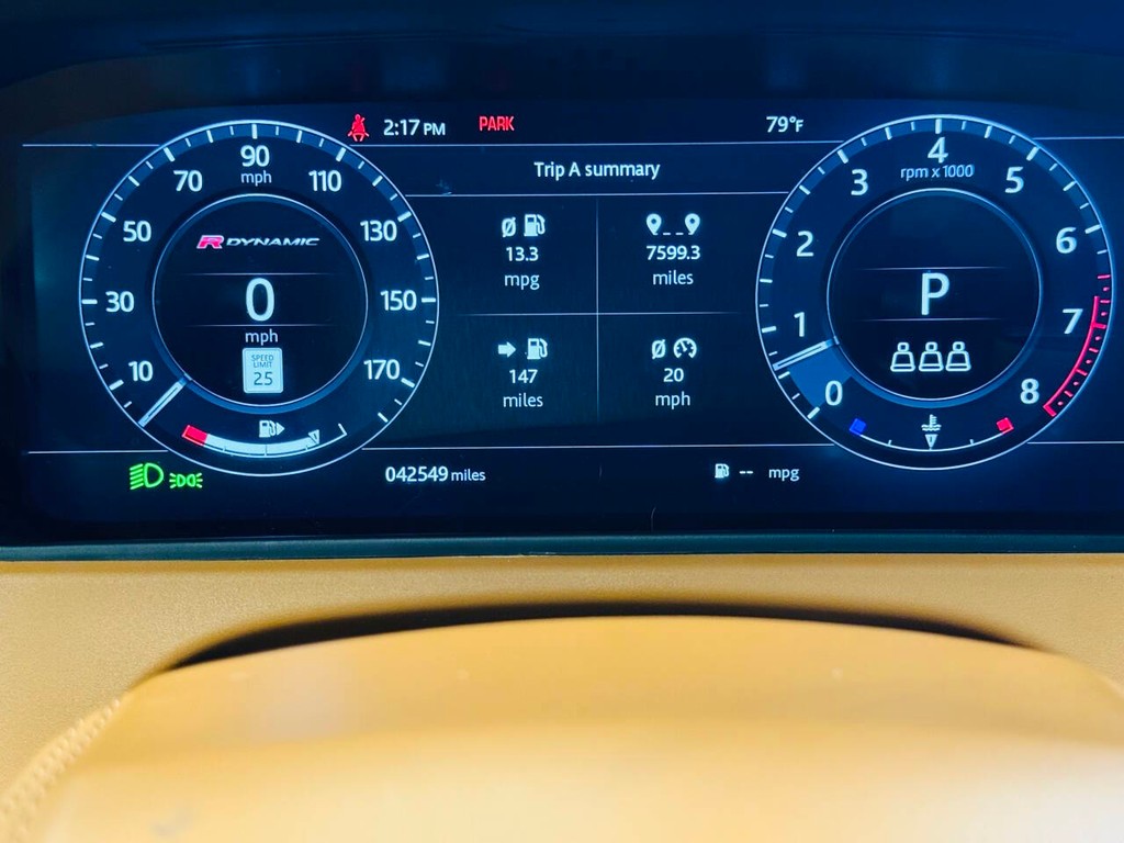 Land Rover Range Rover Velar Vehicle Full-screen Gallery Image 21