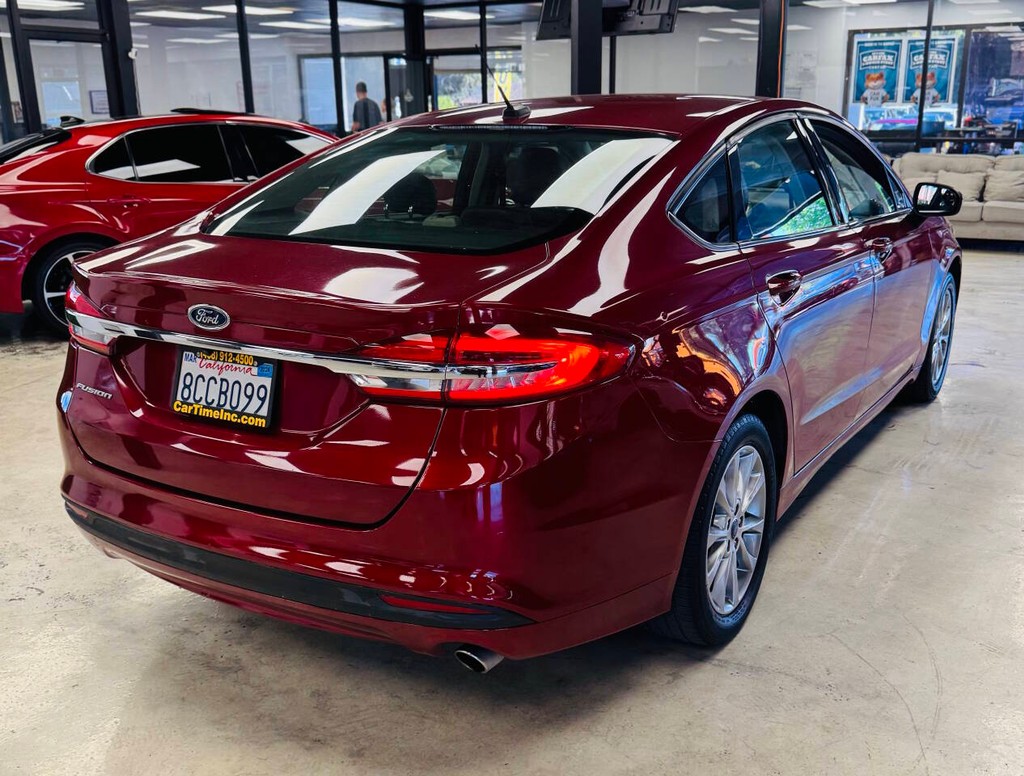 Ford Fusion Vehicle Full-screen Gallery Image 09