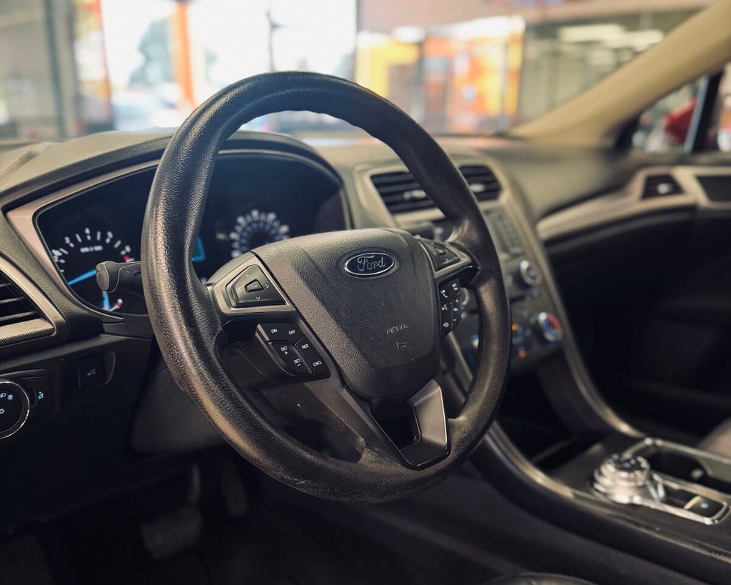 Ford Fusion Vehicle Full-screen Gallery Image 12