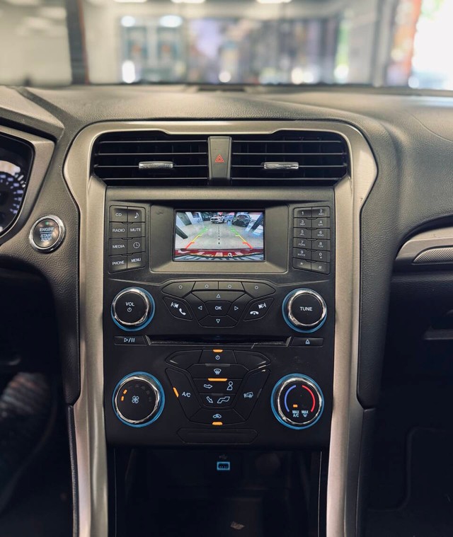 Ford Fusion Vehicle Full-screen Gallery Image 11