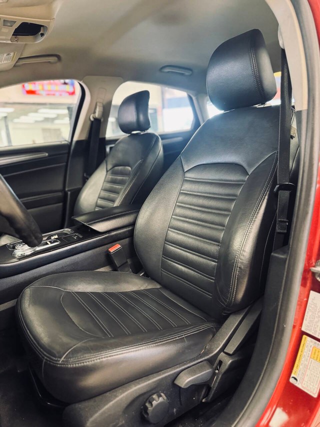 Ford Fusion Vehicle Full-screen Gallery Image 13