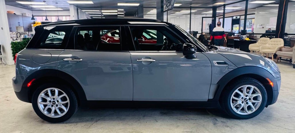 MINI Clubman Vehicle Full-screen Gallery Image 05