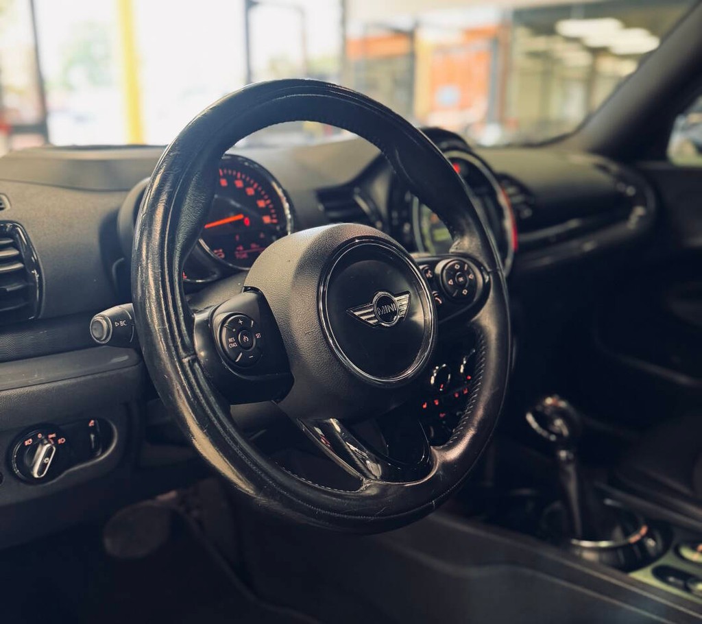 MINI Clubman Vehicle Full-screen Gallery Image 10