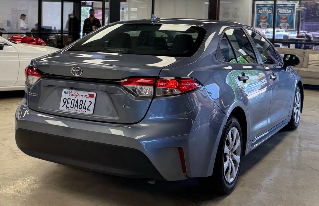 Toyota Corolla Vehicle Full-screen Gallery Image 11