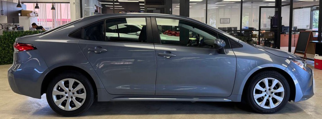 Toyota Corolla Vehicle Full-screen Gallery Image 12