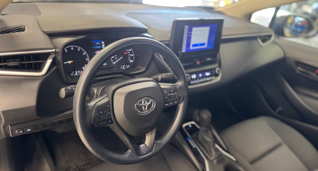 Toyota Corolla Vehicle Full-screen Gallery Image 13