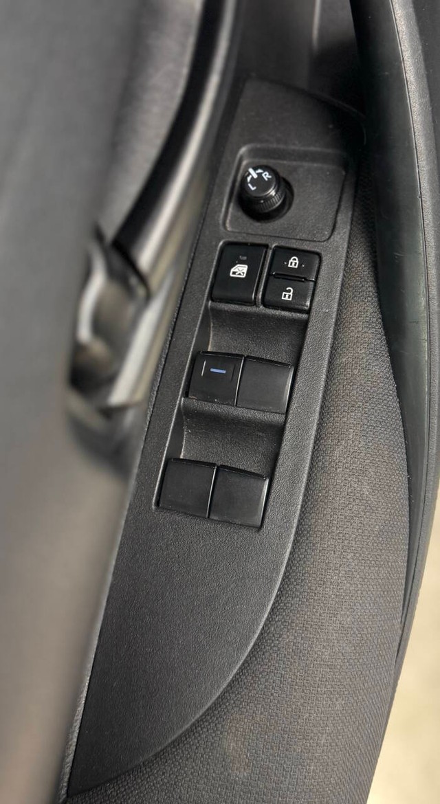 Toyota Corolla Vehicle Full-screen Gallery Image 17