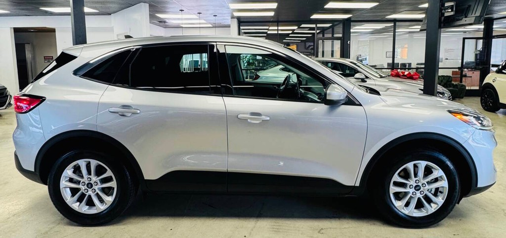 Ford Escape Vehicle Full-screen Gallery Image 05