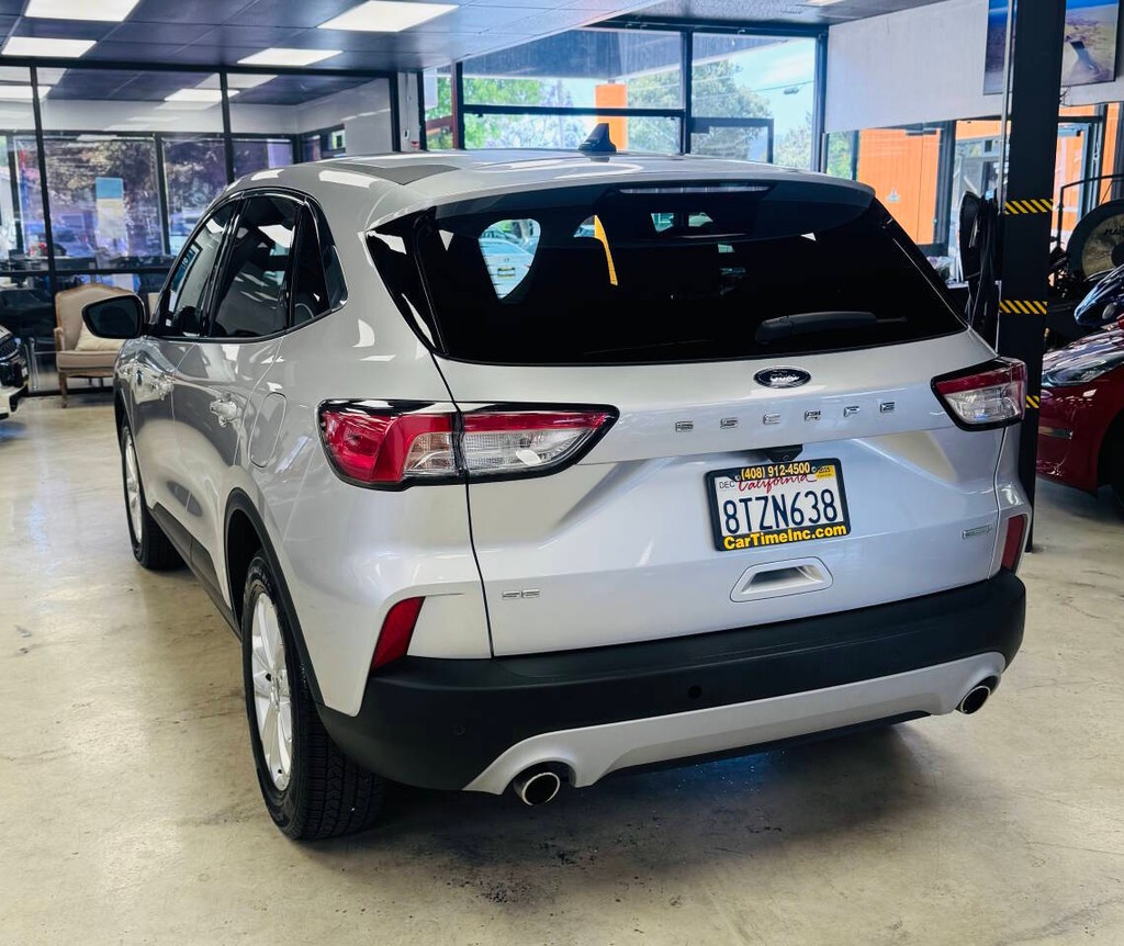 Ford Escape Vehicle Full-screen Gallery Image 06