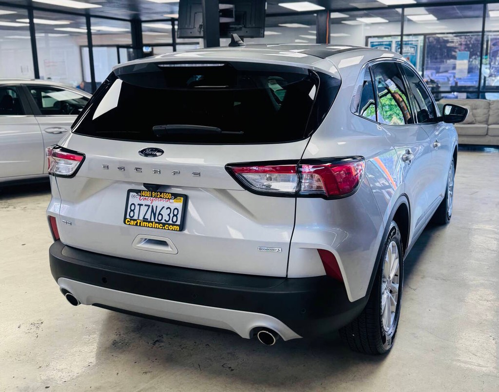 Ford Escape Vehicle Full-screen Gallery Image 08