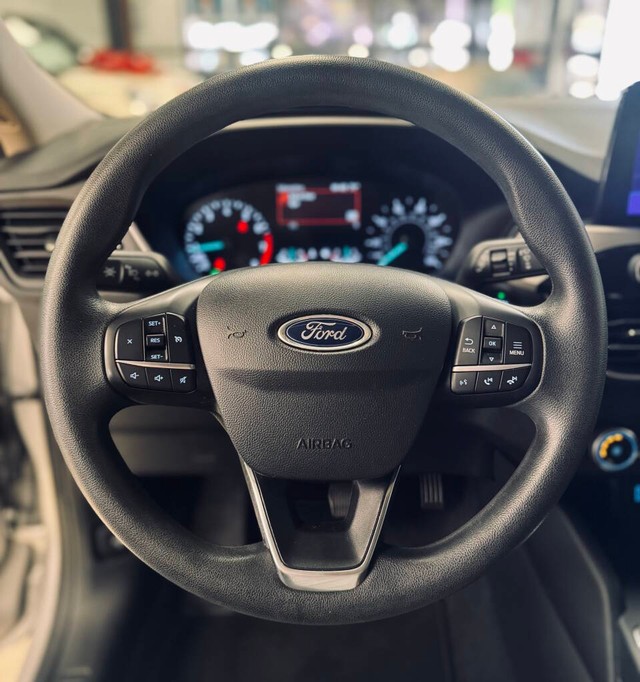 Ford Escape Vehicle Full-screen Gallery Image 09