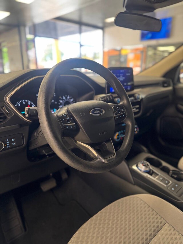 Ford Escape Vehicle Full-screen Gallery Image 10