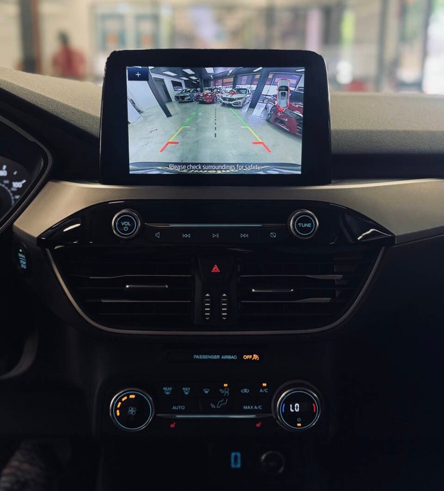 Ford Escape Vehicle Full-screen Gallery Image 11