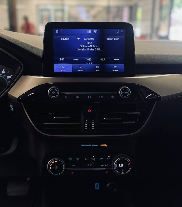 Ford Escape Vehicle Full-screen Gallery Image 12