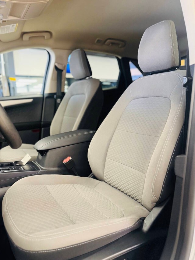 Ford Escape Vehicle Full-screen Gallery Image 13