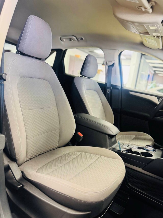 Ford Escape Vehicle Full-screen Gallery Image 14