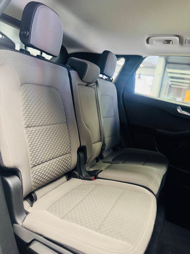 Ford Escape Vehicle Full-screen Gallery Image 15