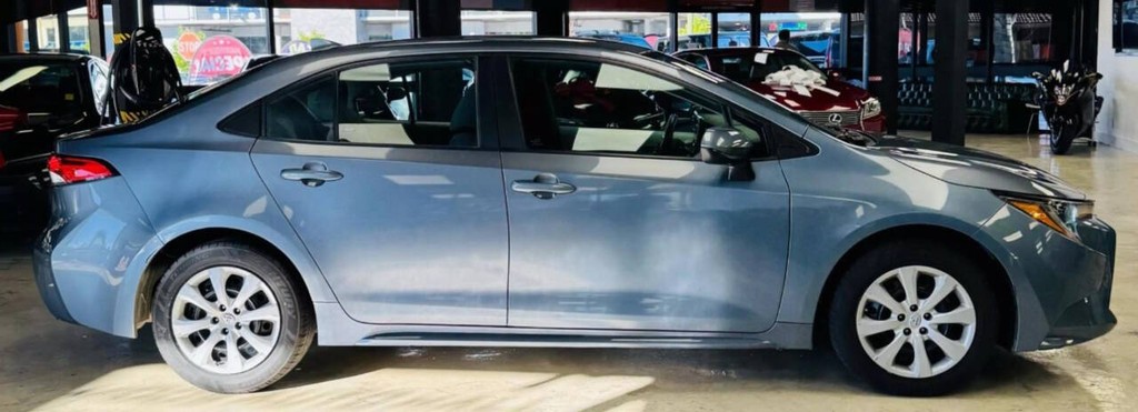 Toyota Corolla Vehicle Full-screen Gallery Image 05