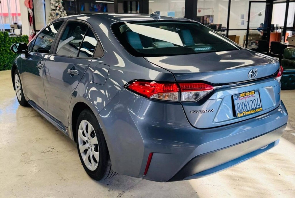 Toyota Corolla Vehicle Full-screen Gallery Image 06