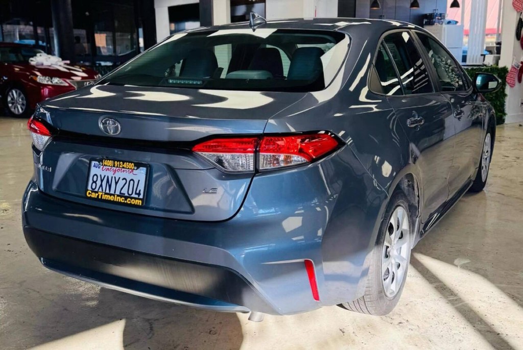 Toyota Corolla Vehicle Full-screen Gallery Image 07