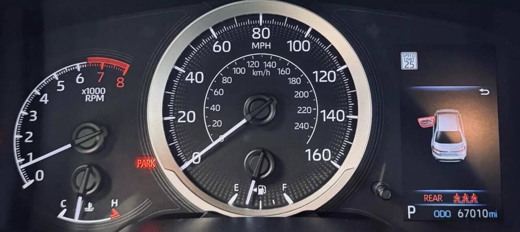 Toyota Corolla Vehicle Full-screen Gallery Image 11