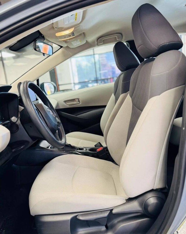 Toyota Corolla Vehicle Full-screen Gallery Image 16